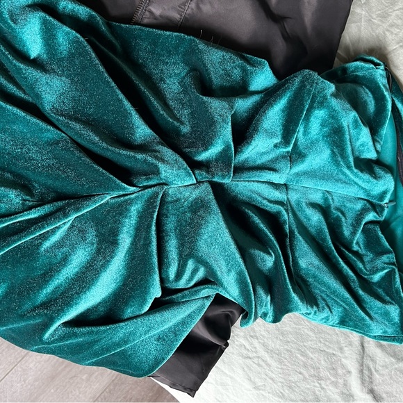 Beautiful Hunter green velvet corset dress - Picture 4 of 6